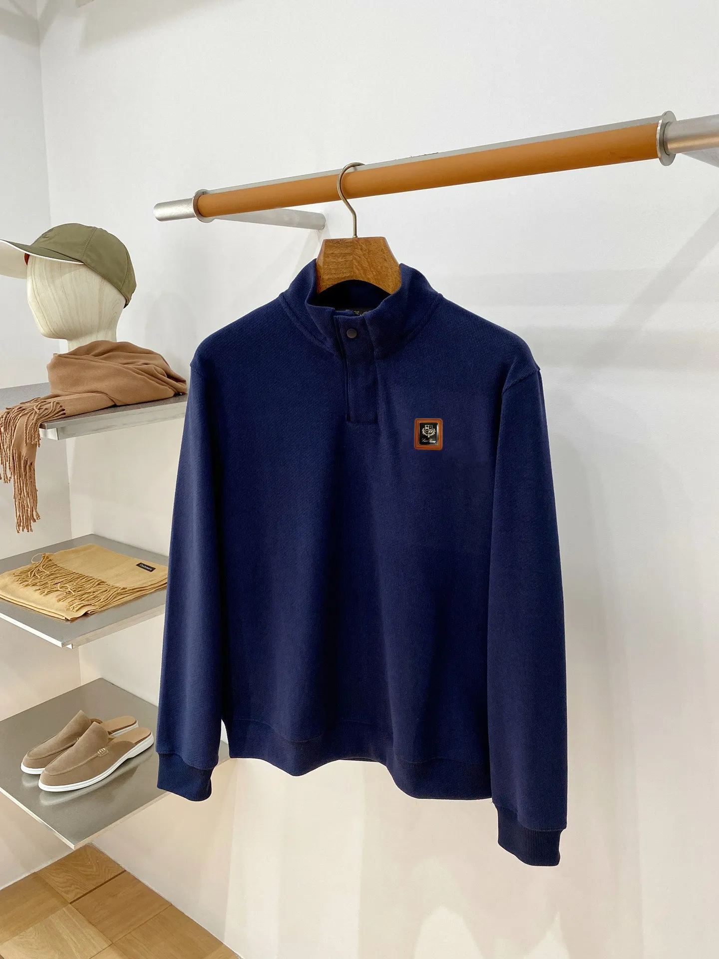, LP 2051 autumn and winter New Arrival men's casual round neck sweatshirt, the final channel product has appeared! ! Simultaneous sales at the counter! It is no exaggeration to say that LP items have always been one of the must-have items for successful business people! The brand's high-end style and powerful aura are not something that everyone can easily overcome. The fabric is customized with 24% cotton + 69% polyester + 7% spandex, the stitching is neat, and the upper body is fashionable and stylish. Size:M-3XL